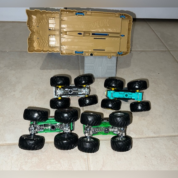 Hot Wheels Monster Jam Truck Pit & Launch Playset Cars shark grave digger - Picture 5 of 7